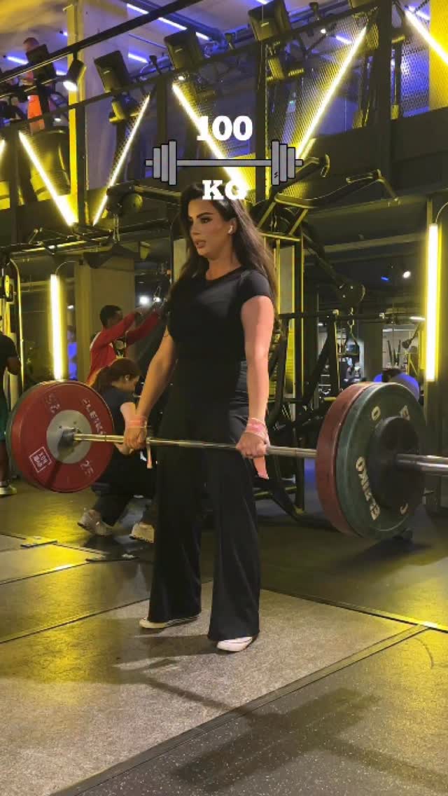 Training with a full face … could you do it too? #gym #training #makeup #glam #strongforagirl by @zhilabeauty
