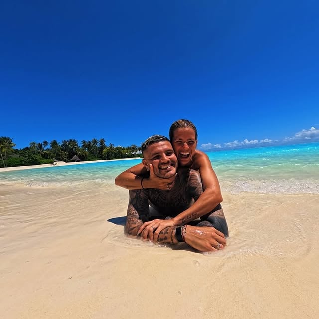 Mauro Icardi y China Suárez en Islas Maldivas. "El paraíso más lindo siempre fue compartirlo con vos", le dedicó el delantero del Galatasaray a Eugenia. La pareja viajó con la mamá de La China, Marcela Riveiro, y amigos.

#mauroicardi #icardi #cuinasuarez #lachina #maldivas