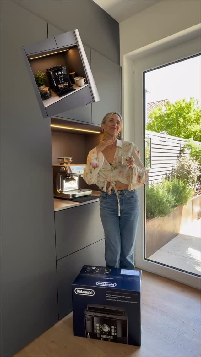 Werbung unbeauftragt ✨ GEWINNSPIEL ✨
Vollautomaten - Kaffeemaschine von De‘Longhi

Mamas geben jeden Tag alles – deshalb möchten 
wir einem von euch eine riesige Freude machen! 🤍☕

Zu gewinnen gibt es diese tolle  De’Longhi Vollautomat-Kaffeemaschine.🥰❤️

So macht ihr mit beim Gewinnspiel:
✨Folgt  @allabout_katrin und @_jenny_e._ 
✨Liked diesen Post
✨ Markiert 2 Freund*innen in den Kommentaren
Für ein Extralos repostet dieses Reel

Das Gewinnspiel endet am Dienstag , den 16. Juni um 20 Uhr !
Jeder Teilnehmer/ jede Teilnehmerin darf nur einmal am Gewinnspiel teilnehmen. Das Gewinnspiel ist ab 18 Jahre.
Das Gewinnspiel steht in keinem Zusammenhang mit Instagram. Der Rechtsweg ist ausgeschlossen, eine Bar- Auszahlung ist nicht möglich! Der Gewinner/ die Gewinnerin  wird von uns kontaktiert ! 
Das Produkt haben wir selbst gekauft! 

Ganz viel Glück 🍀 ihr Lieben!!