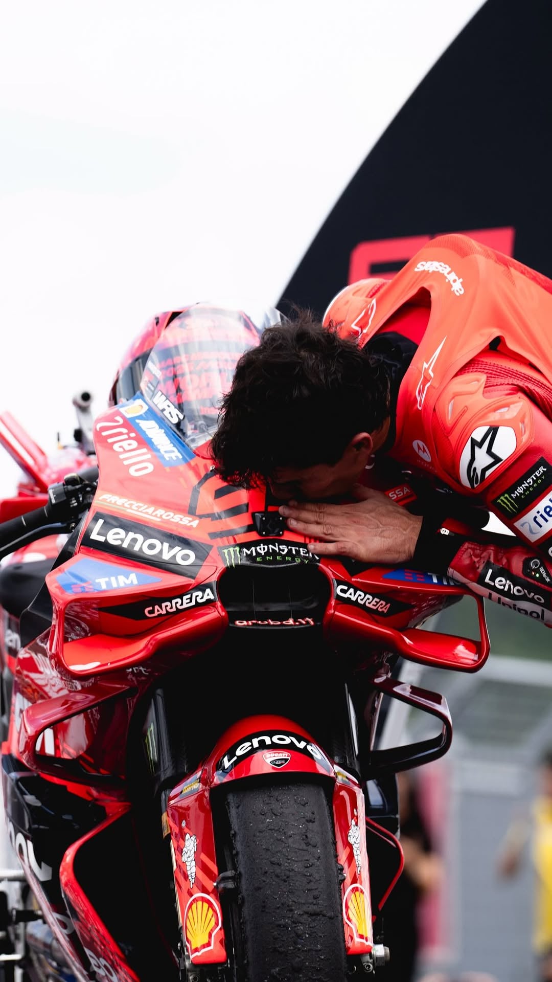 🚨❤️

¡La Ducati Desmosedici GP25 con la que Marc fue campeón! Constrúyela paso a paso con @planetadeagostini_es 🔧❤️
—
This is the Ducati Desmosedici GP25 Marc became World Champion with in 2025. Now you can have it at home too. Build it step by step with me, together with @altaya.fr