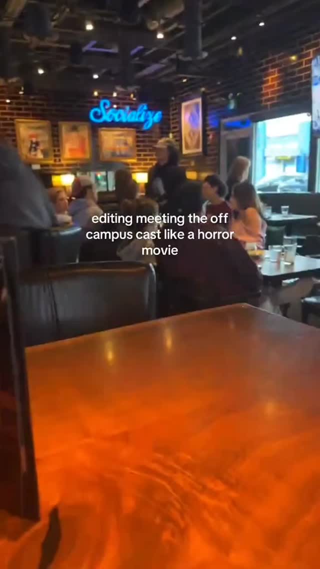 📸 | ELES APARECERAM! Em um vídeo gravado por uma fã, podemos ver nosso elenco reunido recentemente em Vancouver. • @/maclaine.vos • TikTok. by @offcampusbdbr
