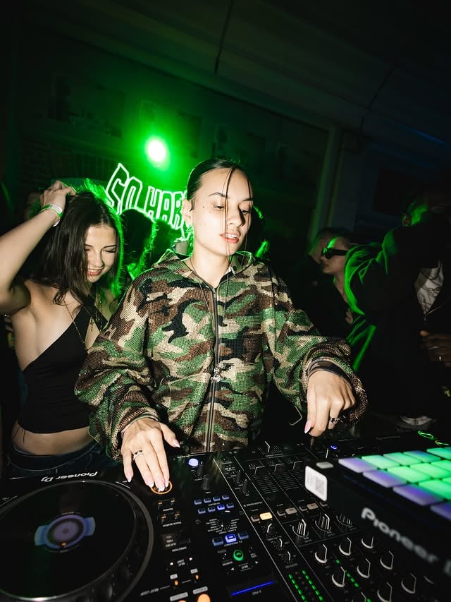 A LOT OF MOTION IN WROCŁAW w/ @ejstephenss 💫dzięki za sold out na dachu! gotujemy już dla Was następną sztukę 👨‍🍳tymczasem widzimy się w:• 12.06 Poznań @nocny_towarzyski • 13.06 Karaków, Jubilat ROOFTOP• 19.06 Katowice, Tarasy Spodka ft. @kubiproducent by @go.sohard