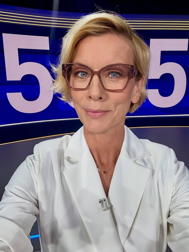 Okulary #1 czy okulary #2 ?😉

A tak w ogóle to @faktytvn dziś jak zwykle o 19:00. Do zobaczenia!😉📺

#okulary #look #tv 
style • styl • kobieta • news • time • studio • telewizja • informacje • anchor • dziennikarz • backstage • anitawerner • TVN • tvn24 • fakty