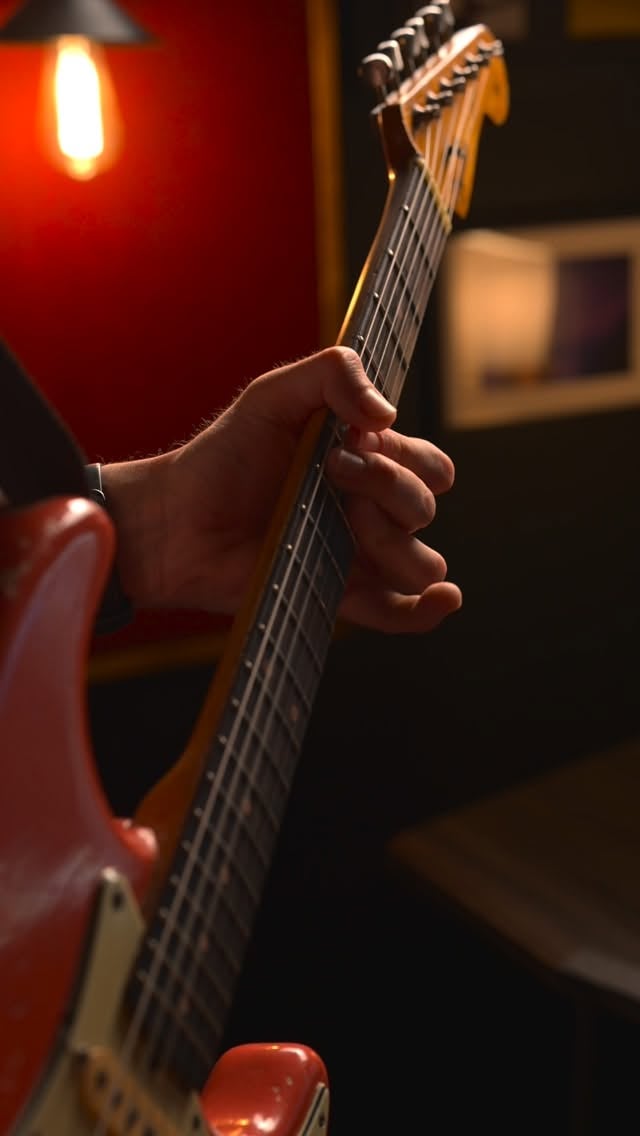 Name that tune 👇 🎸 here’s a clue… it’s on the album 🤘Tabs up on Patreon - link in bioAmp is the @d_tone_amps Steel String Super#strat #fender #guitar #practise by @sean_mann_