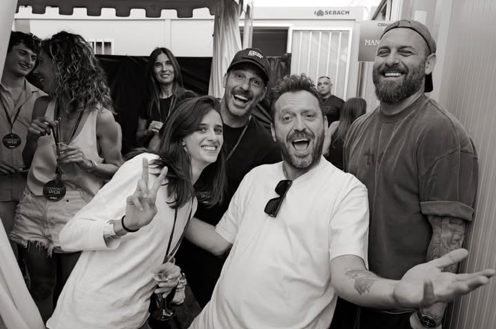 Se ami la musica live ami i backstage. I miei sono dei piccoli party! Così scarico tensione e vedere gli amici felici mi rilassa. Grazie @bennipi @danielederossi @valeriasolarino @edoardoleo, ai loro amici compagni e compagne che hanno condiviso con me momenti di felicità e follia. Le foto sono scatti di @gregwilliamsphotography.