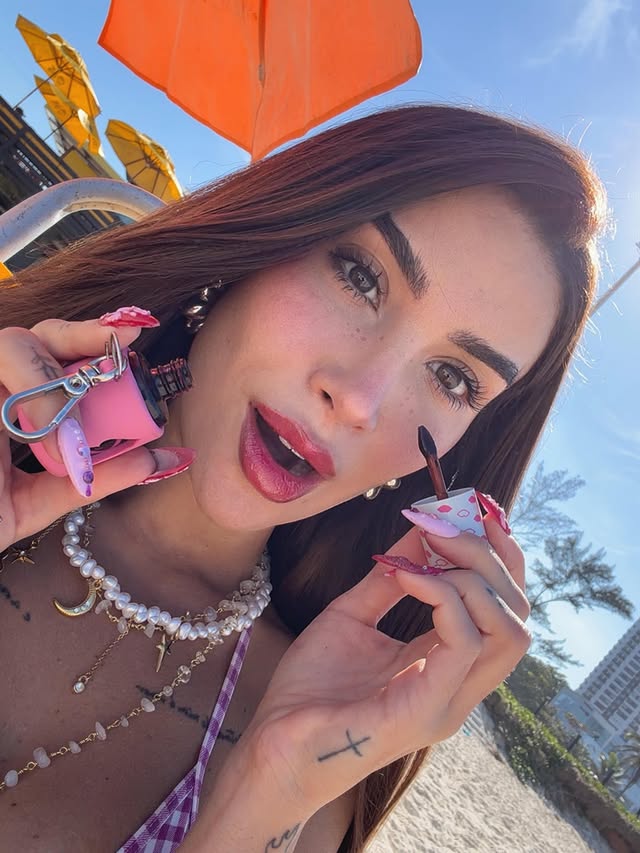 eu me prometi que esgotaria o lip tint marrom ou não me chamava Bianca rs mas vcs estão sendo SURREAIS!!! Esse é o maior case de vendas da história de Boca Rosa e tudo isso é resultado de um sendo de comunidade da marca que foi construído com muito respeito, escuta ativa e PAIXÃO.
Aguardem que o projeto da volta dos “queridinhos” da marca está só começando. 💕🫦