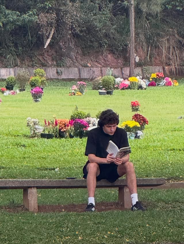Mais imagens do dia em que Kimi Antonelli foi ao cemitério onde está o túmulo de Ayrton Senna ler um livro sobre o ídolo brasileiro e pegar um pouco da energia… o que aconteceu nesse dia (kkk), e em seguida, virou história.

#Cemiteriogate
