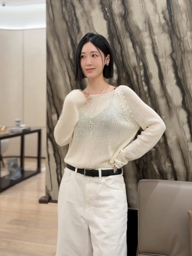 캐미젤리는 꼭 한번 접해보세요🤍두번째 세번째 영상 보시면☝🏻우리 등인지 앞인지 구분안된다 하는 정도로 마른체형이신분들어떤 브라 입어도 가슴라인 들뜸 있고, 두꺼운 패드형 아니면 볼륨감 없어 고민이신분들은캐미젤리가 해결해드려요!보이시죠 등쪽으로 입어도 볼륨감 있어보이는 ㅎㅎ그렇지만 들뜸 없는🤍 by @derful_yuri