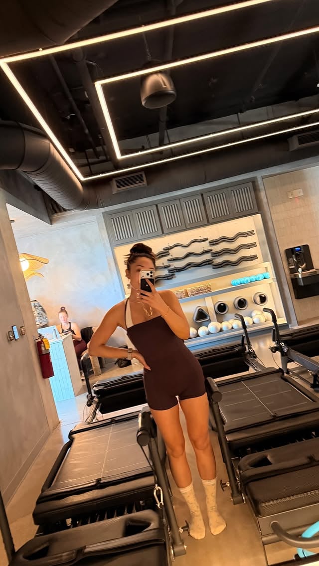 zoom in on the model’s hand to find the 40% off code

I’m wearing the @popflex_active cinch up shortsie and cinch up flare jumpsuit in sz XS in reg length and I’m 5’5”! Do not size down (even tho I did) if you want more chest coverage! Also…this looks so cute layered with a sports bra.

code is valid til Thursday 6/11 at 11:59pm pst