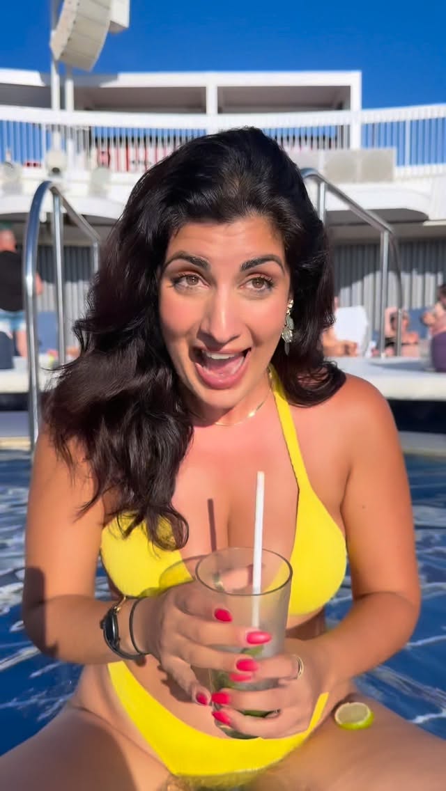 Italians in Italy= enemies. Italians overseas= best friends. 😅 

#comedy #italiancomedy #italian #greece #actress
