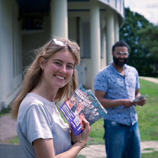 La campagne est lancée 🚀Tractage devant l’uiniversité de Caen pour l’inscription sur les listes électorales. En 2027, les nouvelles générations peuvent faire la bascule. Jean-Luc Mélenchon porte le seul programme à même d’améliorer les conditions d’études et de travail des jeunes ✊ by @emma.fourreau