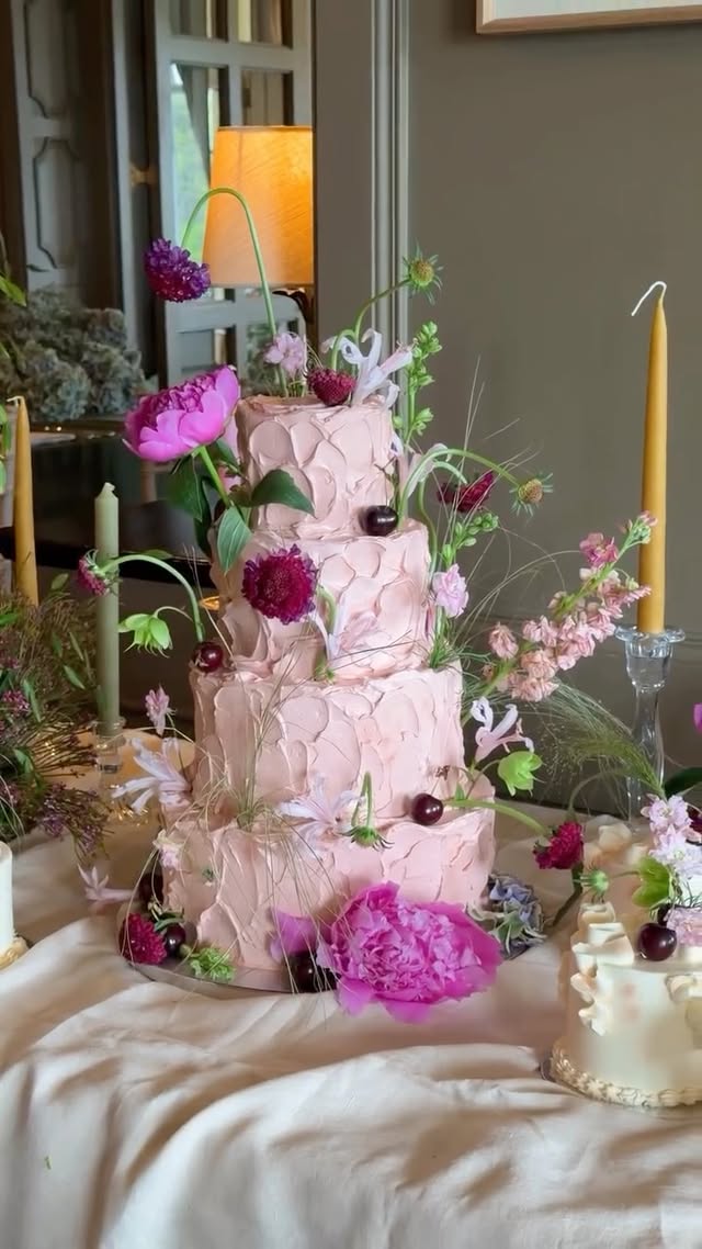 And the cherry on top is that it was made by my best friend @claire__cullen @thefoxandtheflour 🌸🤍 🍰 

The flavours
Lemon and raspberry 🍋 
Chocolate vegan 🍫 
& Gluten Free Citrus 🍊 

Amazing flowers by @wild_bunch_flowers 🌸🪻🍃

#weddingcake #wedding #cake #firstlook