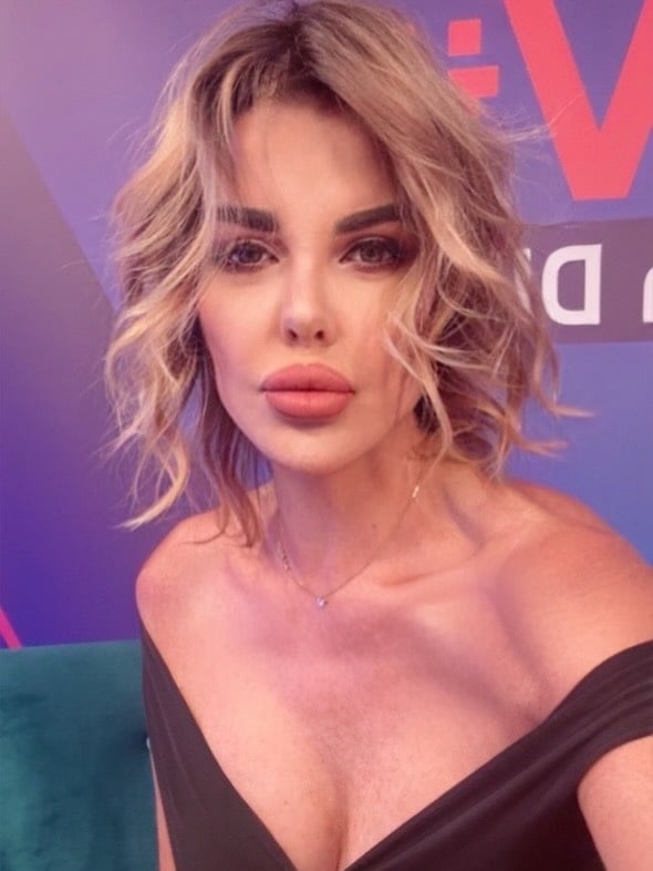 “Si dice che l’abito non faccia il monaco, e certamente la personalità di una donna vale più di qualsiasi vestito. Eppure, nel corso della mia vita, ho osservato una cosa curiosa: quando indosso un semplice paio di jeans e una maglietta, gli sguardi arrivano; quando invece indosso un tubino di Betta Guerrieri, gli sguardi si moltiplicano, soprattutto quelli maschili e la cosa francamente non fa mai dispiacere se fatti nel rispetto di una semplice ammirazione . E allora mi viene da sorridere e da chiedermi: meglio Alba  senza il tubino o un tubino senza Alba ? Perché la verità è che certi abiti non sostituiscono la personalità, la esaltano insieme alla sensualità . Betta ha un talento raro: disegna vestiti che amano le donne, ne rispettano le forme, le valorizzano senza mai renderle volgari. Puoi indossarli dalla mattina alla sera, dall’ufficio a una festa, da un matrimonio a un cocktail, sentendoti elegante, sensuale e sempre te stessa. Ed è forse questo il segreto più difficile da imitare @bettaguerreri  @bettaguerrerialessi @_antoniomazzola @numaroma_ @alessi.giornalista
