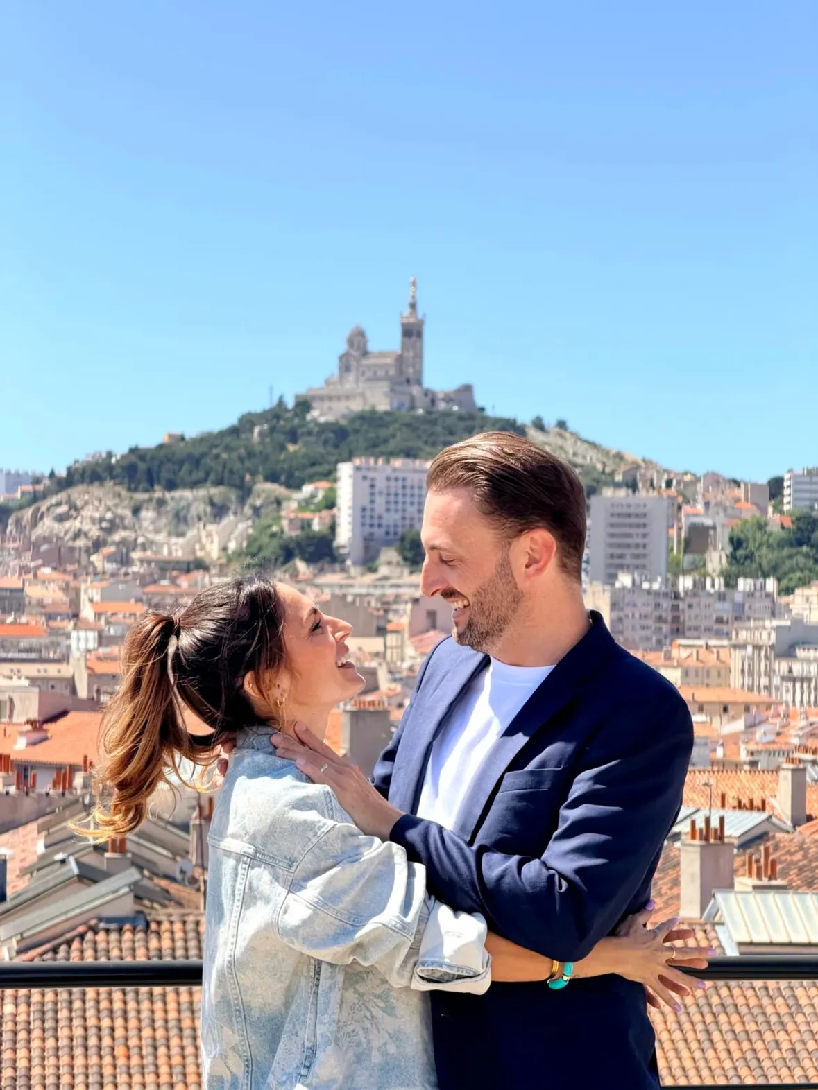 Passer des planches de stand-up à l’autel de Gibraltar : C'était le pitch le plus improbable de notre vie. 🎤💍

​Partager son quotidien avec un autre humoriste, c’est l’assurance de ne jamais s’ennuyer... mais surtout de construire chaque jour de nouveaux projets (A la vie comme à la scène !)

Un coup de foudre en coulisses, un mariage à l'aveugle, et aujourd'hui une évidence.

​Hâte d'écrire la suite de cette folle aventure

Merci la vie ! 🫰🏼✨ 
Merci les expertes @estelle_dossin et @marie.tapernoux 🪄❤️

Merci @maprofficiel @m6officiel @mr_happy_traverso 🎥💒

#mapr #amour #couple #standup #humour
@jenna_mapr10 @laurent_mapr10