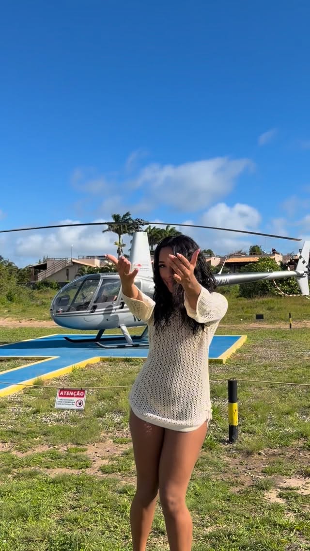 Primeira vez andando de helicóptero check ✅🤣🚁#vloghumor by @_cecii.lima