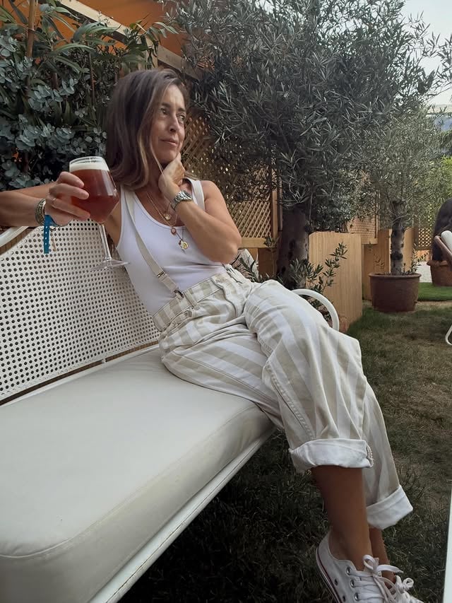 Junio ha empezado bien.Junio me encanta.Si el viernes fuera un mes sería Junio. Si Junio fuese una comida sería sandía y si tuviera gas sería cerveza. Huele a gazpacho y siempre lleva chanclas y tiritas. Junio y Septiembre son mis meses favoritos. Custodian el verano. Y el verano mola.Espero que os espere un buen verano.El mío va a ser “de aqui te espero”. 🙃 by @sramariaamores