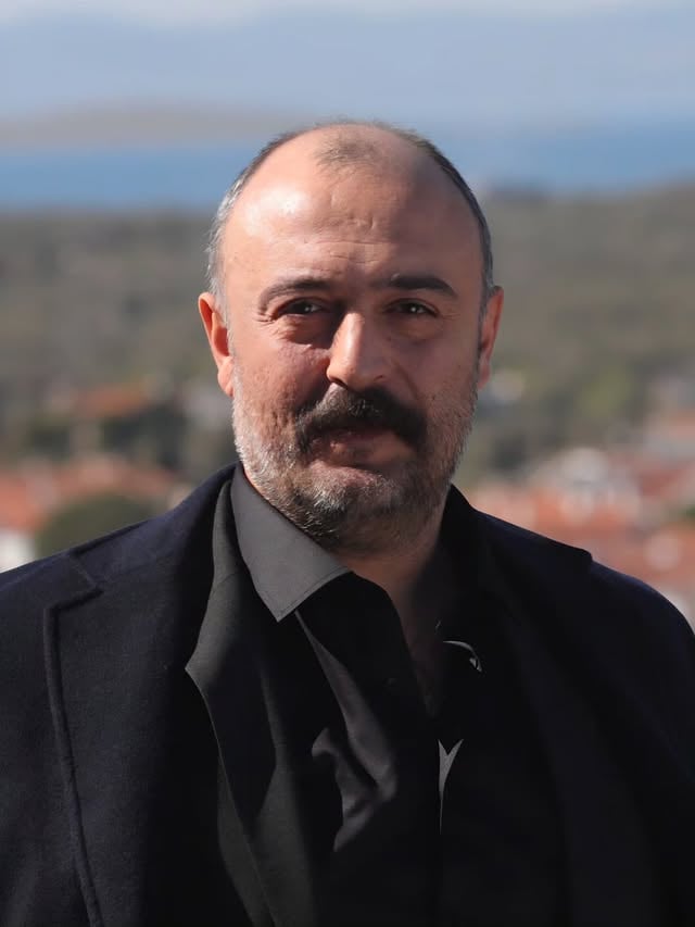 Deniz Hamzaoğlu “Sevdam Karadeniz” dizisinde♦️ “Sevdam Karadeniz” dizisinin hazırlıkları sürüyor. Banu Akdeniz’in patronu olduğu Mia Yapım imzalı dizi NOW’da ekrana gelecek. Trabzon’da çekilecek olan dizinin kadrosuna çok başarılı bir isim katıldı. Deniz Hamzaoğlu, “Sevdam Karadeniz” dizisiyle anlaştı.KUZEY’İN BABASI MEDET ALAZLI♦️ Emre Bey'in “Kuzey” ve Aslıhan Malbora’nın “Zeyşan” rolleriyle başrol oynayacağı dizi temmuz ortasında sete çıkacak. Deniz Hamzaoğlu merakla beklenen dizide “Medet Alazlı” rolüne hayat verecek ve Kuzey’in babasını canlandıracak.
