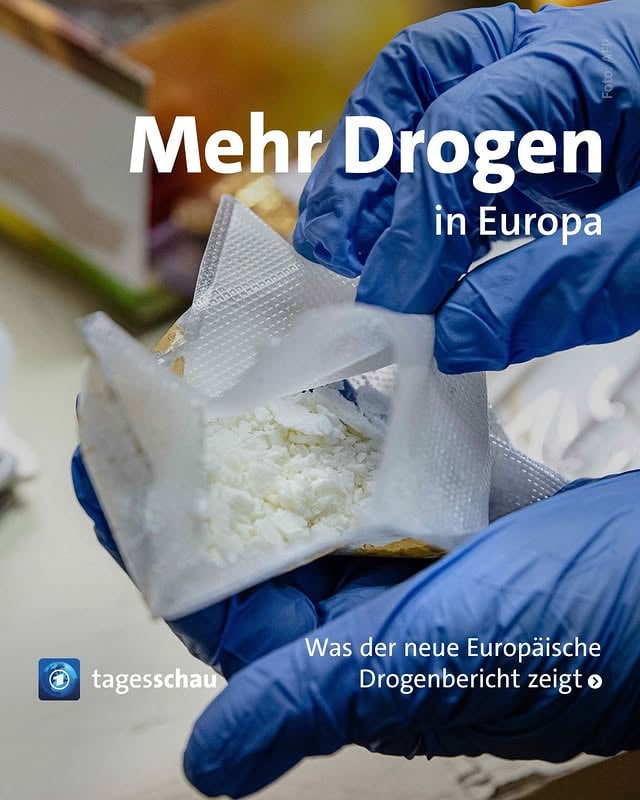 Die Europäische Drogenagentur (Euda) hat vor den Risiken gewarnt, die mit der „großen Verfügbarkeit“ psychoaktiver Substanzen „in immer vielfältigerer Form“ einhergehen. Der Jahresbericht der Agentur zeige mit mindestens 7.600 Toten durch Überdosen die „menschlichen Kosten des Drogenkonsums“, sagte EU-Innenkommissar Magnus Brunner anlässlich der Vorstellung des Berichts in Brüssel. Darin stellt die Euda auch eine zunehmende Diversifizierung der Schmuggelwege fest. 

Für den Bericht sammelte die Euda Daten in den 27 Mitgliedstaaten sowie in Norwegen und der Türkei. Euda-Exekutivdirektorin Lorraine Nolan erklärte, die Drogenmärkte entwickelten sich „in rasantem Tempo, und die Vielfalt der auf Europas Straßen anzutreffenden Substanzen wird zunehmend unberechenbar“. Das habe zur Folge, dass Konsumentinnen und Konsumenten „sehr starke Drogen einnehmen können – oft ohne sich dessen bewusst zu sein“. Dem Bericht zufolge kombinieren sie zudem häufig verschiedene Drogen, was die Risiken erhöhe. 

Etwa wöchentlich würden neue psychoaktive Substanzen entdeckt, heißt es in dem Bericht. Die Euda verweist in diesem Zusammenhang auf die „Verfälschung von Cannabisprodukten mit hochwirksamen synthetischen Cannabinoiden“, die das Risiko schädlicher Wirkungen erhöhen. Diese würden auch in E-Zigaretten und Lebensmitteln verkauft, was „Sorgen hinsichtlich ihrer Nutzung durch neue, möglicherweise jüngere Konsumentinnen und Konsumenten aufwirft“. 

#drogen #europa #tagesschau #nachrichten