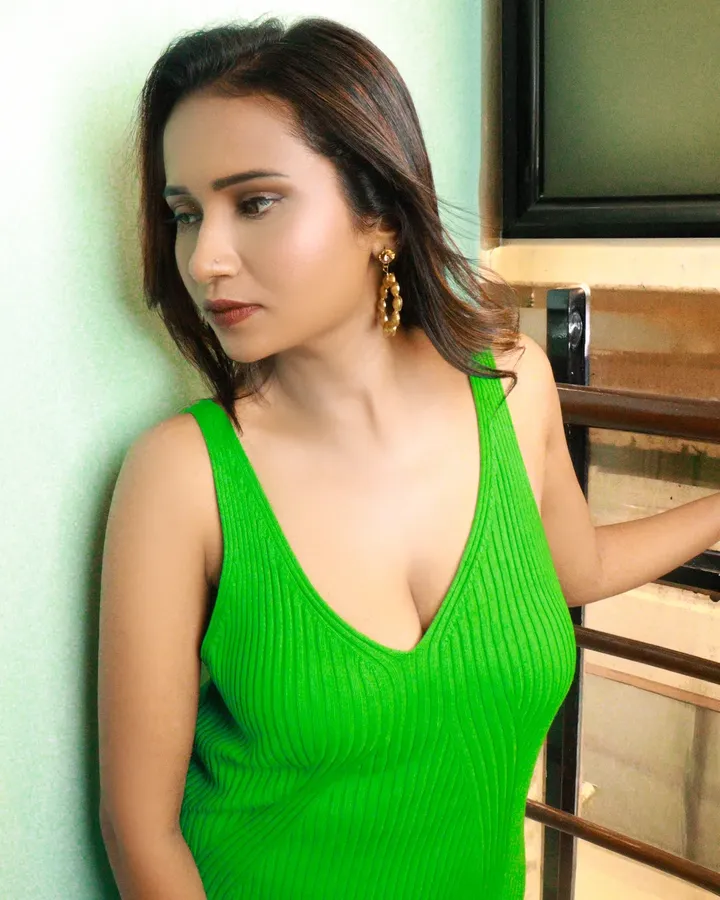 Just Me 💚 Green is the Mood 💚 Soft look Strong Energy " Not everyone get access to this version of me "Model: @anjusha_anjus_official Camara 📸 & Mua 💄: @prabin_makeupartistConcept &Styling : @prabin_makeupartist @anjusha_anjus_officialEditor : @satva_studio , @sanil_sathyadev Costume: @_her_day__Ornaments: @myzudio Location: Kochi, Kerala#magazine #photography #concept #fashionista #model by @film_clouds