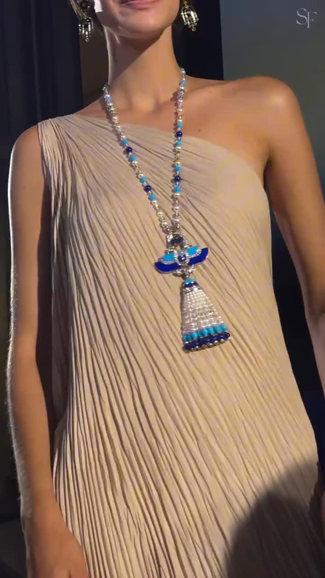 Après avoir découvert de près la collection Fascinating Egypt de @vancleefarpels à Paris, la voir portée lors de la soirée a rendu l’expérience encore plus captivante. Les pierres révélaient tout leur éclat sous la lumière, les détails en or semblaient s’animer à chaque mouvement, et chaque création prenait véritablement vie. Inspirées de l’Égypte antique et de la fascination historique de la Maison pour ses symboles emblématiques — fleurs de lotus, scarabées, papyrus, pharaons et ornements royaux — ces pièces allaient bien au-delà d’un simple hommage esthétique. Chacune racontait une histoire unique, se dévoilant avec grâce et élégance au fil des mouvements. by @style_bysimon